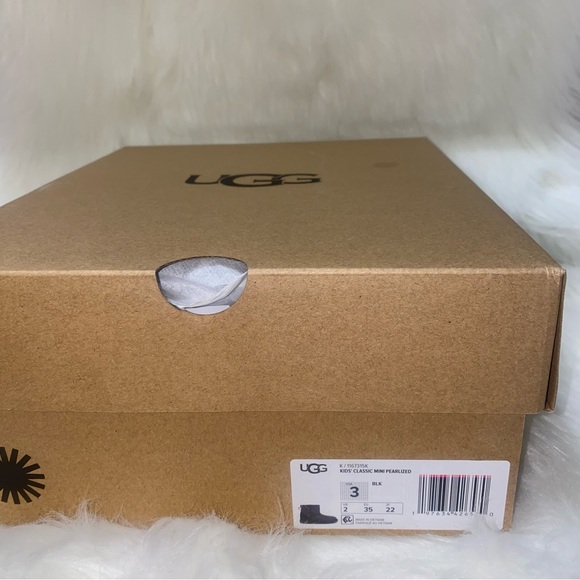 UGG Classic boots kids size 3 New In Box - Picture 14 of 14